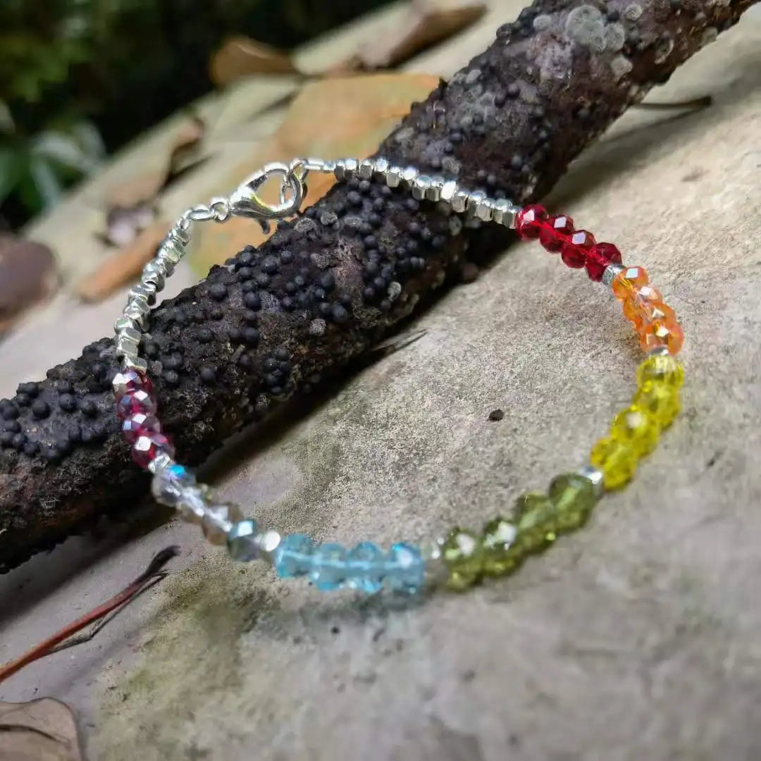 Pulsera de capas con cuentas de ópalo, piedra natal de octubre, labradorita, latón labradorita, destellos azules