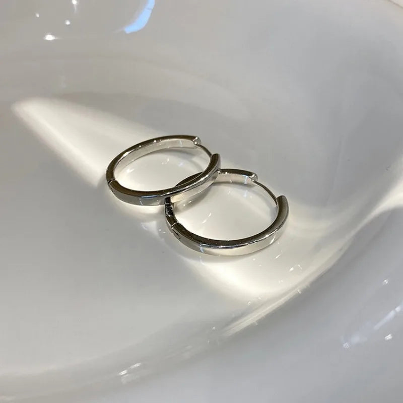 Pendientes de aro grandes y redondos, clásicos de moda, sencillos, para mujer, con forma de círculo, brillantes, delicados, para fiestas, ¡novedad en 2025!