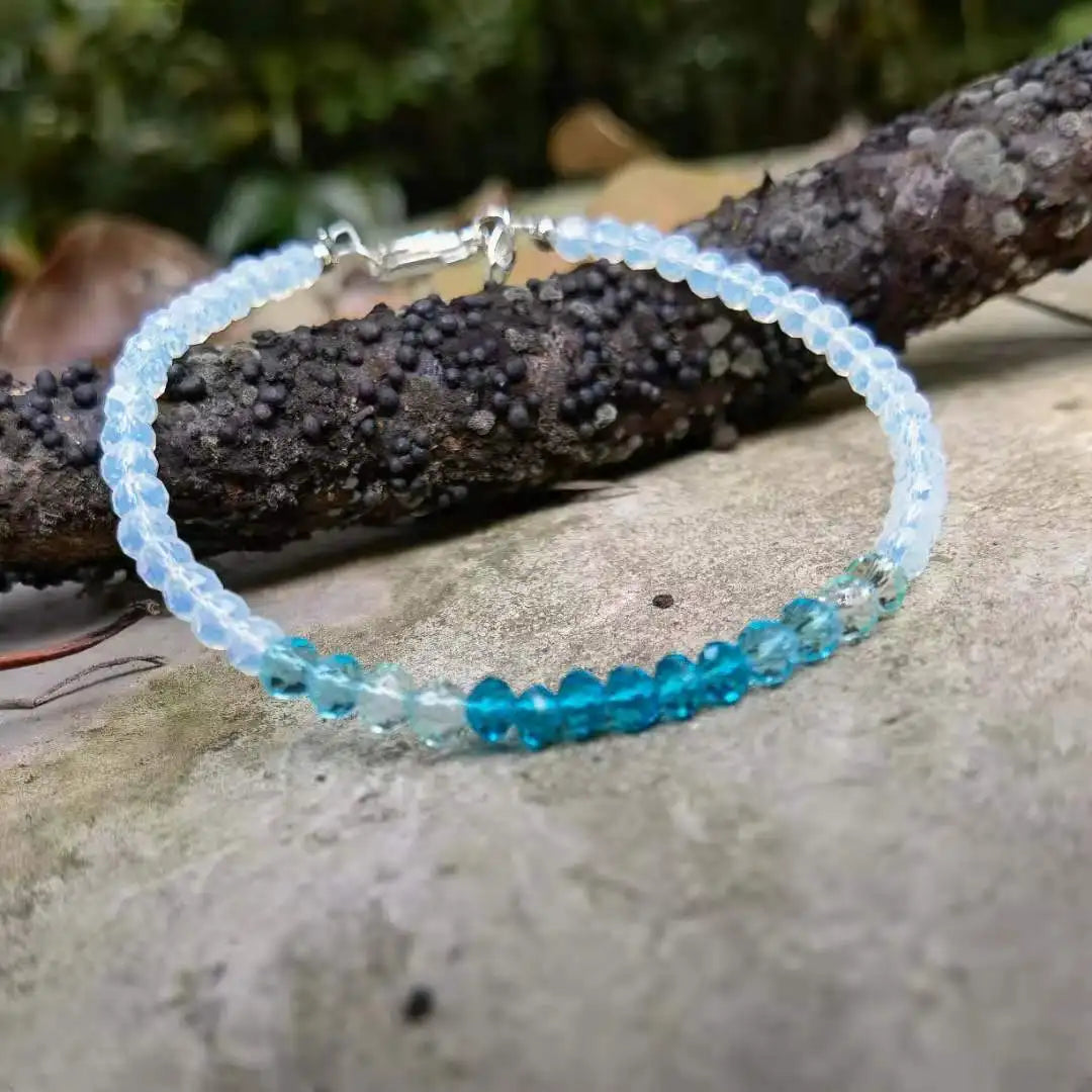 Pulsera de capas con cuentas de ópalo, piedra natal de octubre, labradorita, latón labradorita, destellos azules