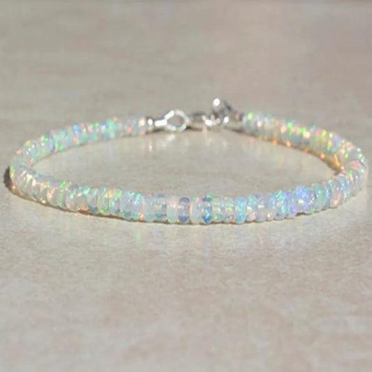 Pulsera de capas con cuentas de ópalo, piedra natal de octubre, labradorita, latón labradorita, destellos azules